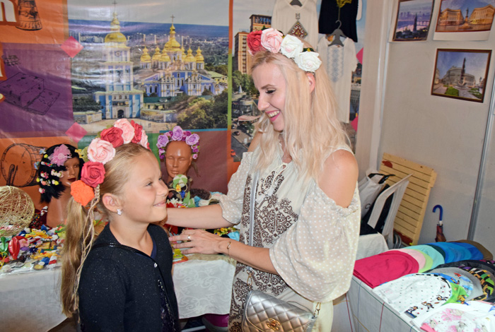 Підібрати віночок Катрусі Лук’яновій на фестивалі-ярмарку допомагає колишня хмельничанка Катерина Малик